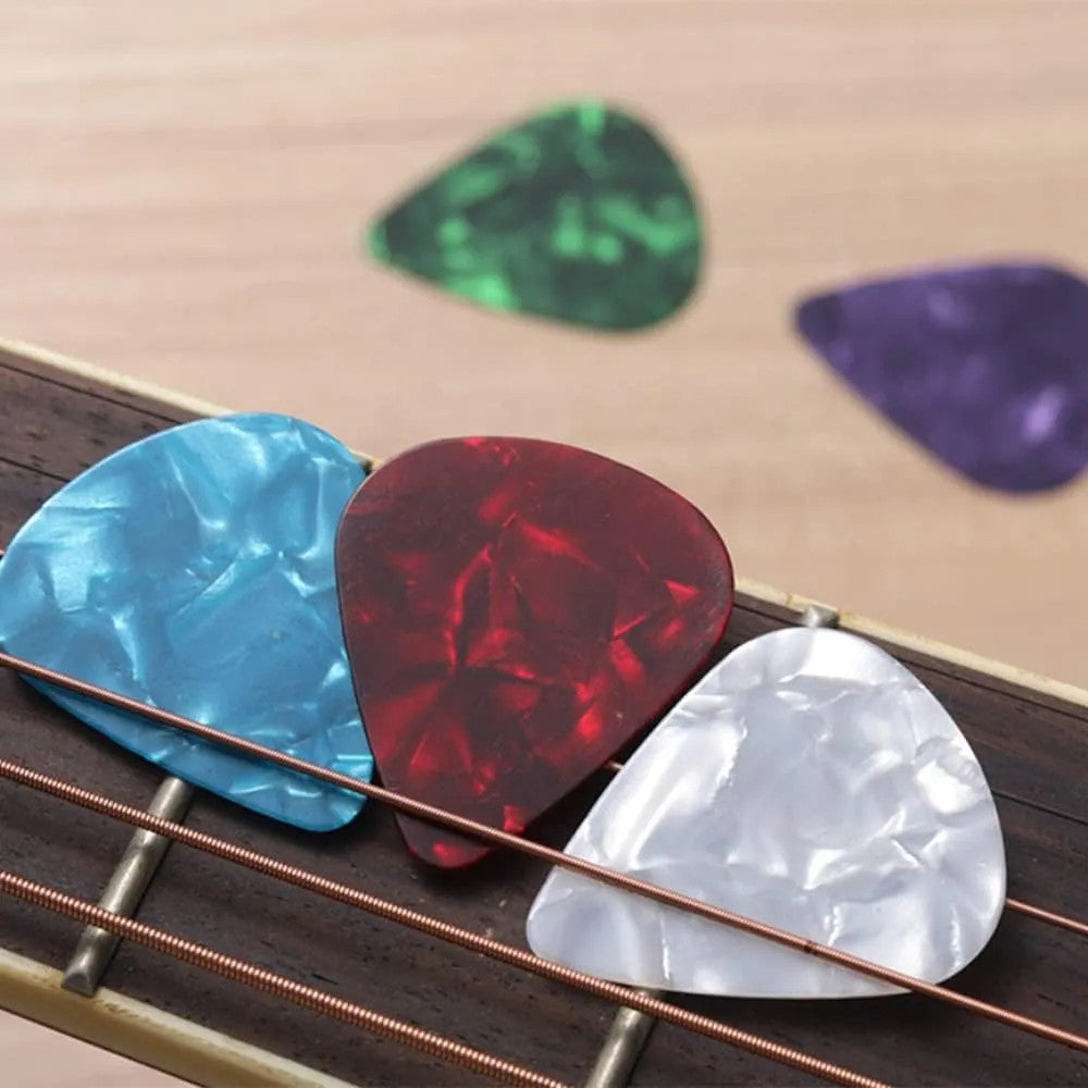 Kit 4 em 1 para Violão e Guitarra – 1 Afinador Digital + 1 Capotraste + 5 Palhetas + 1 Correia com Porta Palhetas